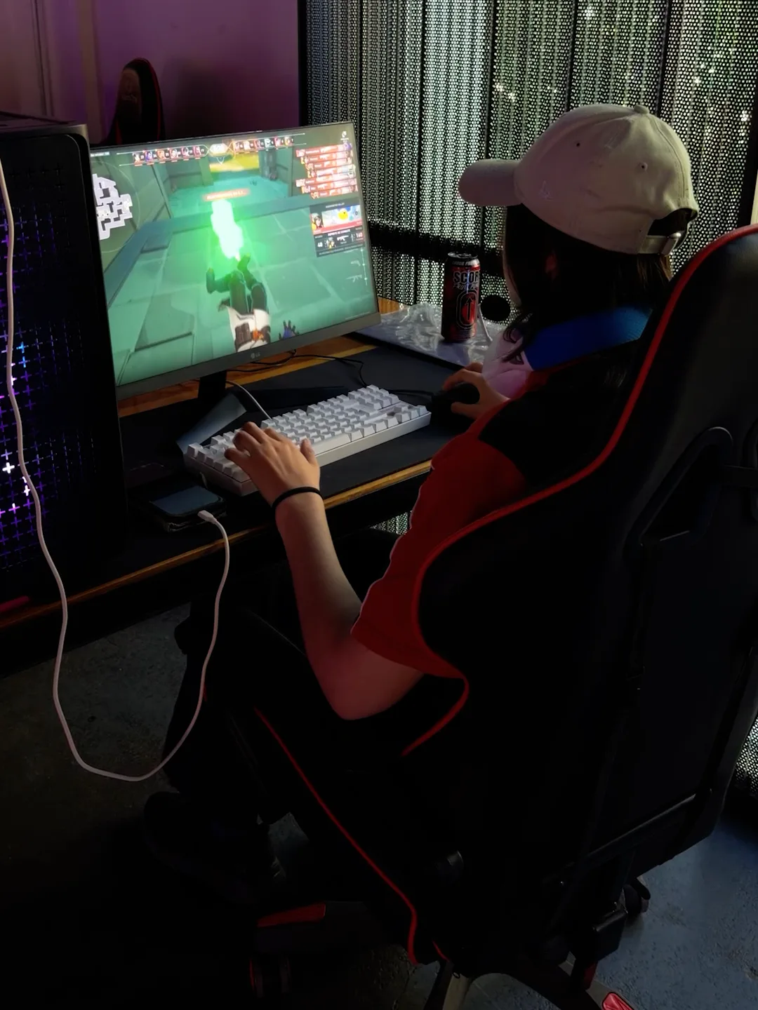Mujer jugando Valorant en Pixel Queen