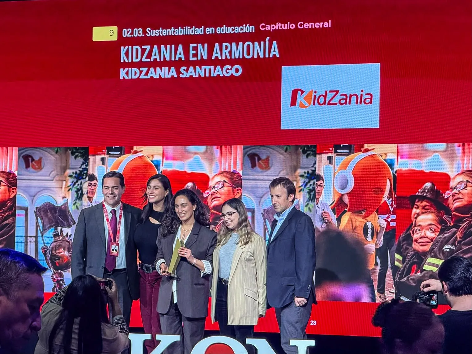 Representantes de KidZania Santiago durante la ceremonia de entrega de los Premios EIKON.